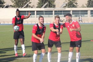 Vada, Iván Balliu y Lazo, bromean al final del entrenamiento con Sekou detrás.