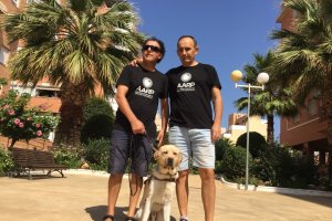 LuIs Ferre y Andrés Sánchez posan con las camisetas de la asociación y con Truman.