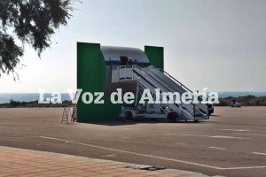 Decorados construidos en El Toyo para el rodaje de la serie de Netflix.