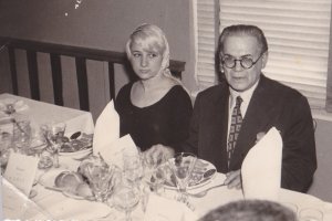 Enrique cuenca Grancha, con su hija Angeles, en el almuerzo de un congreso de la Agrupación de Traductores, a comienzos de los años 60.