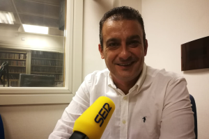 Isra Polo en los estudios de la Cadena SER.