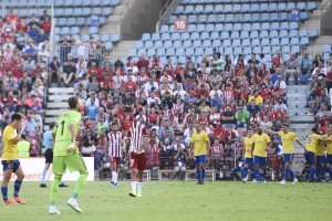 Decepción en la parroquia rojiblanca mientras el Cádiz celebra el 1-2.