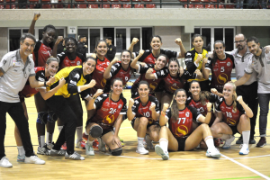 Las jugadoras posan tras la victoria en casa.