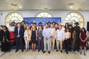 Organizadores y colaboradores del AWFF, junto a un grupo de aficionados caracterizados, esta mañana en Diputación.