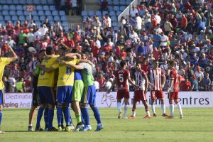 Tristeza del Almería y alegría en el Cádiz al final del partido.