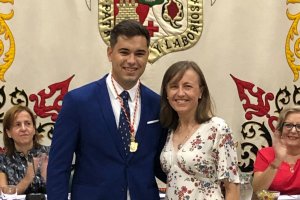El nuevo edil del PP junto a la alcaldesa (PSOE) tras tomar posesión.