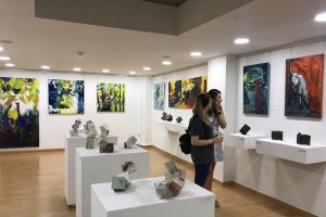 Visitantes recorren la última propuesta de Arte21.