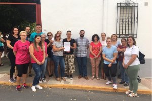 Los padres mostrando el escrito presentado ante la Delegación de Educación.
