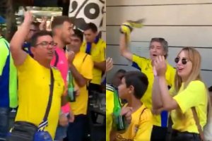 Los seguidores del Cádiz cantando en Almería.