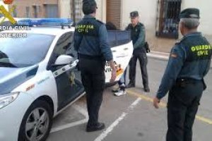 La Guardia Civil ha detenido a un joven por estos hechos.