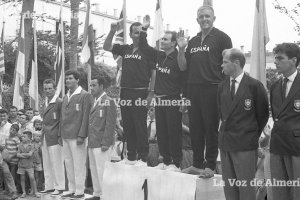 Los vencedores del campeonato en el pódium que se montó en la Plaza Vieja. A la izquierda se ven algunos niños del barrio.