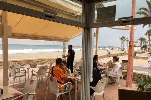 Un camarero atiende a clientes el pasado verano.