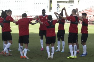 Los jugadores bromean en el calentamiento.