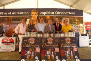 El alcalde de Roquetas, Gabriel Amat, junto al promotor, Santiago Gallego, y concejales.