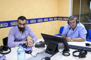 El consejero delegado de la Unión Deportiva Almería, Mohamed El Assy, en los estudios de SER Almería, junto a Rafa Góngora.
