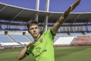 Ante Coric luciendo la nueva camiseta del Almería.