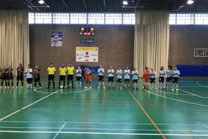 Las jugadoras celestes en el centro de la pista.