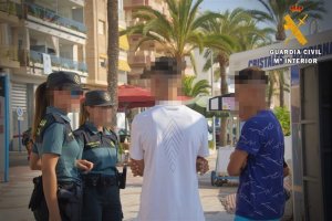 Dos detenidos por el robo a una menor en Roquetas de Mar.