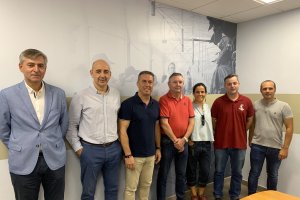 Representantes de Grupo La Caña y Koppert tras la firma del acuerdo.