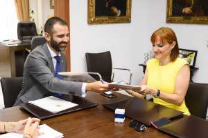 Ramón Fernández-Pacheco y Mari Carmen Almegro firmaron ayer el convenio.