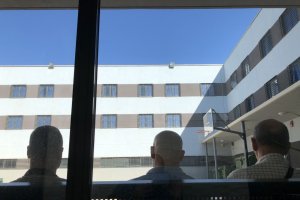 Tres internos miran las habitaciones desde el patio central del CIS este viernes