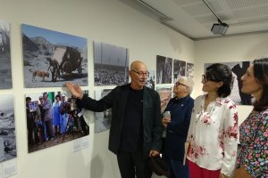 Juliá, explicando una de sus obras tomadas en Almería.