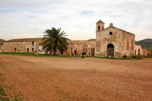 Cortijo del Fraile en mal estado de conservación.