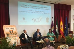 Javier Aureliano García, Francisco García, y Lidia Díaz en la presentación de la jornada.