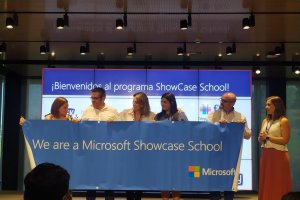 Francisco Tejeira en el acto de bienvenida a los nuevos centros con el reconocimiento de Microsoft.