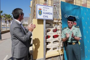 La Guardia Civil cuenta con una calle en Adra.