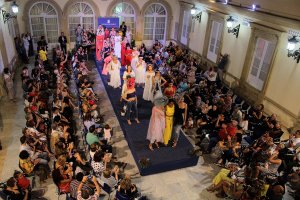 El patio de luces de la Diputación acogió la pasarela solidaria.