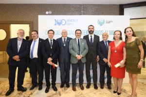 Foto de familia de las autoridades junto a Gaspar Ros y los colegiados de honor.