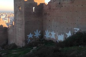 Pintadas en la muralla del cerro de San Cristóbal.