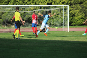 Juanje anota el gol celeste ante el Porcuna.