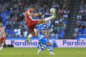 César de la hoz en una espectacular imagen en el partido en Riazor.