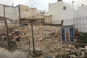 Restos de la demolición en una céntrica calle de Vera.