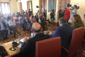 Reunión de Crespo con los alcaldes, esta mañana en la sede de la Junta en Almería.