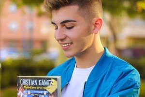 Cristian Gámez junto a su libro en Almería.