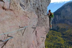 Montañero en una vía ferrata.