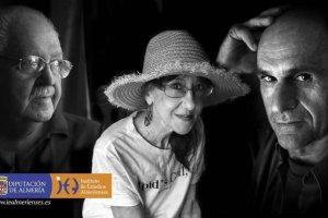 Detalle del cartel dedicado al triple homenaje.