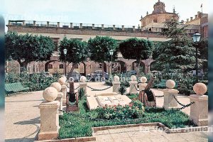 La Plaza Vieja en los primeros años setenta, cuando circulaban los coches por alrededor y se podía utilizar como aparcamiento.