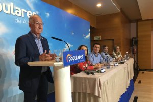 Gabriel Amat, en la Junta Directiva del PP de Almería, ayer.