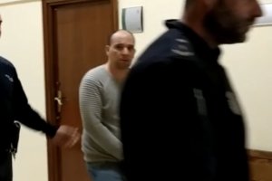 El condenado, conducido por agentes de la Policía Nacional durante el juicio