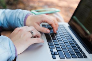 El estafador se ganaba la confianza de sus víctimas, mujeres, a través de internet.