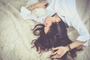 La mayoría de las personas necesitan dormir entre 7 y 8 horas para sentirse bien.