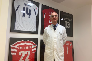 El doctor Ripoll en su despacho.