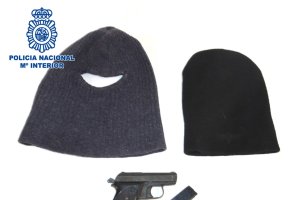 Arma y pasamontañas utilizados.