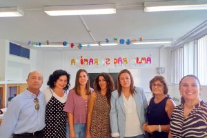 La delegada junto a profesores del IES.