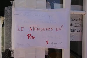 Cartel colocado en la puerta del consultorio los días del cierre.