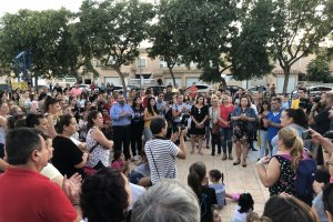 Personas congregadas este jueves en Villa Inés en el minuto de silencio.
